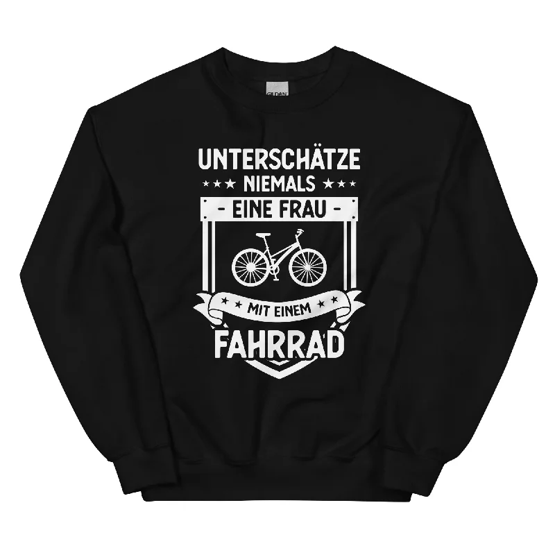 Unterschatze Niemals Eine Frau Mit Einem Fahrrad - Sweatshirt (Unisex) Hoodie with Drawstring Waist Adjustable Fitted