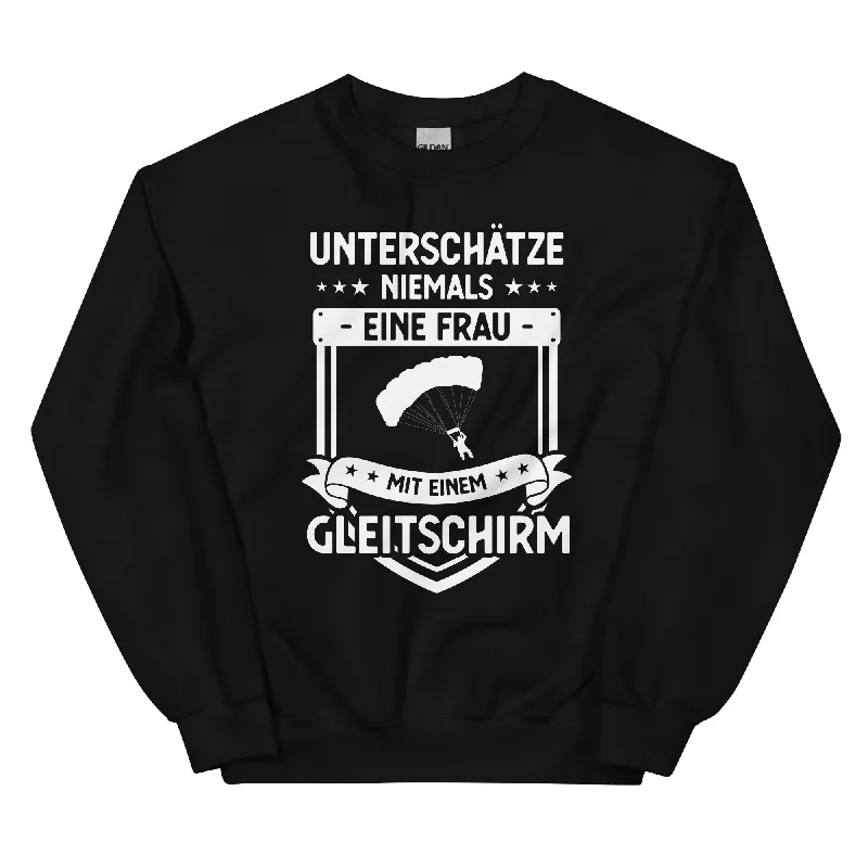 Unterschatze Niemals Eine Frau Mit Einem Gleitschirm - Sweatshirt (Unisex) Hoodie with Turtle Neck Cozy Winter